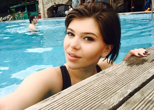 სექსუალური მარიტას ვნებიანი ფოტოსესია აუზზე Rating